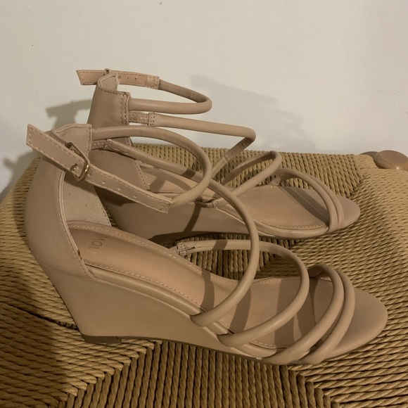 NOVO wedge strappy sand le nude size 7 - Picture 2 of 7